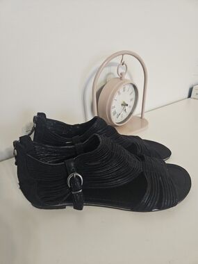 Women’s Black Strappy Flat Sandals with Back Zipper Size 8